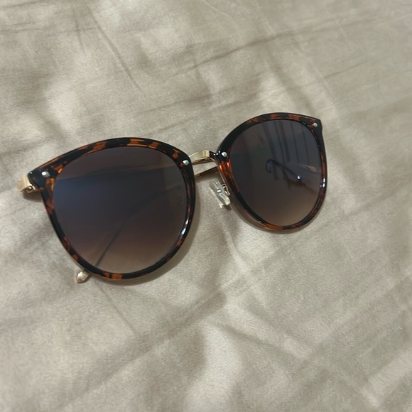 Accessories - Gold women’s sunglasses